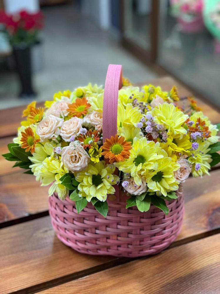 Цветочная композиция из Хризантемы и Розы в корзине в Воскресенское Тульская область