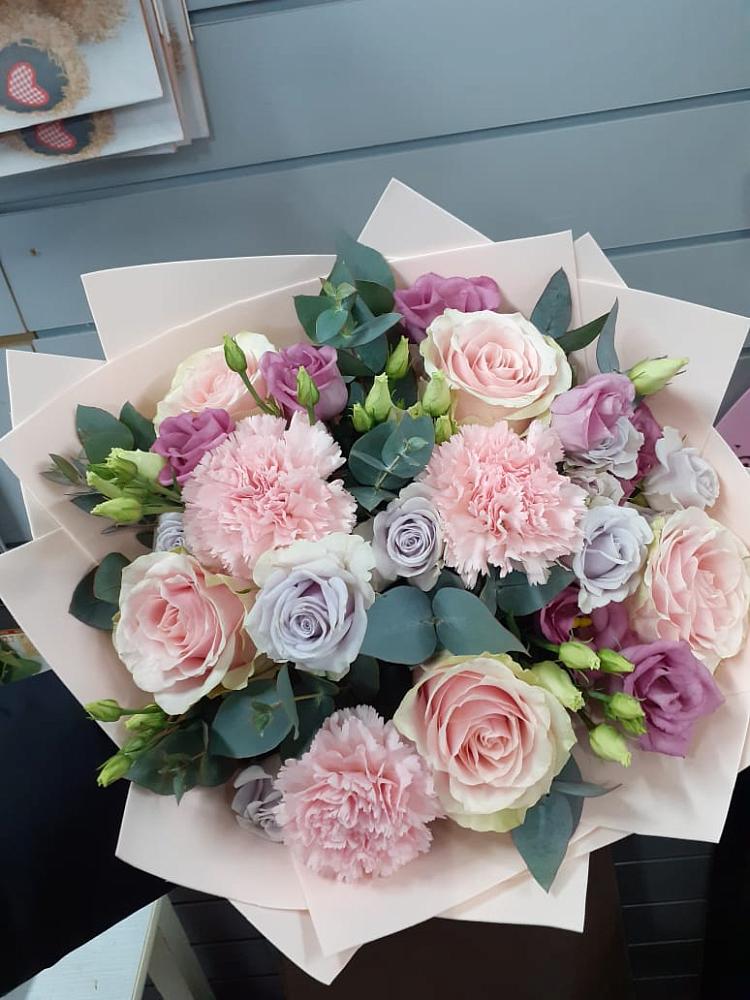 Букет цветов из: Розы, Гвоздики и Лизиантусы в Воскресенское Тульская область